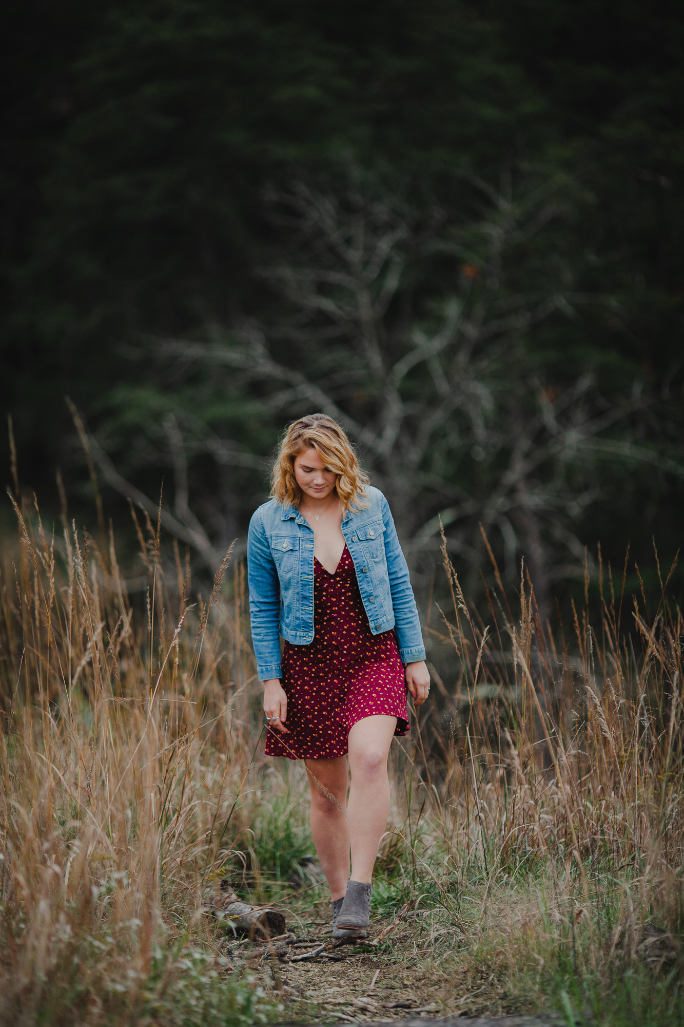 Senior girl session dressed in a red dress with a jean jacket at Soldiers Delight by Maria Ortiz Photography